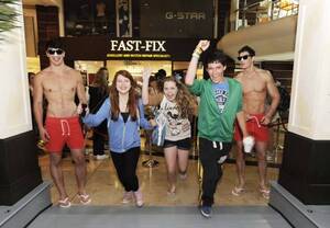 hollister opening hours